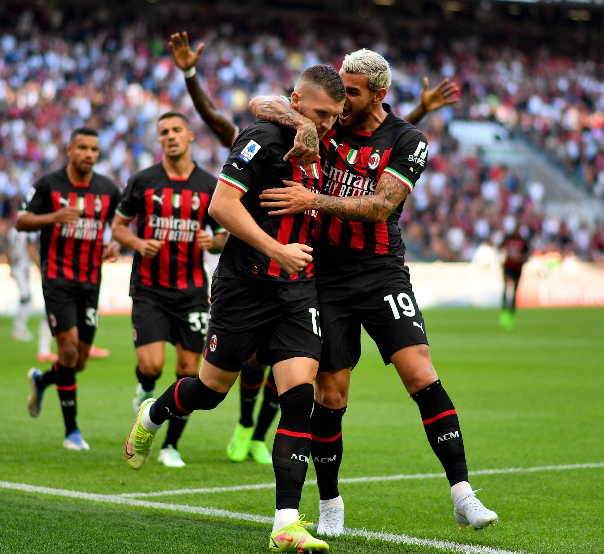 AC米兰赛后举行庆功派对,球队士气高涨的简单介绍 AC米兰赛后举行庆功派对,球队士气高涨的简单介绍