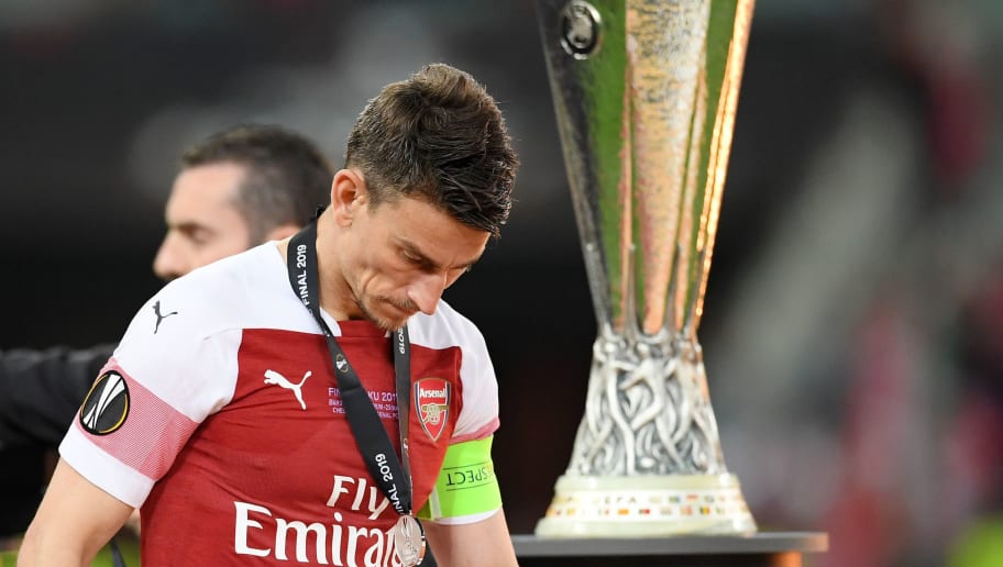 阿森纳球迷抗议裁判判罚，引起舆论热议