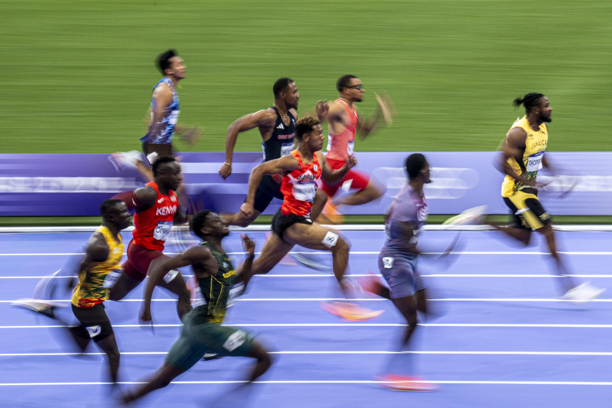 体育赛场上两支队伍的激烈较量